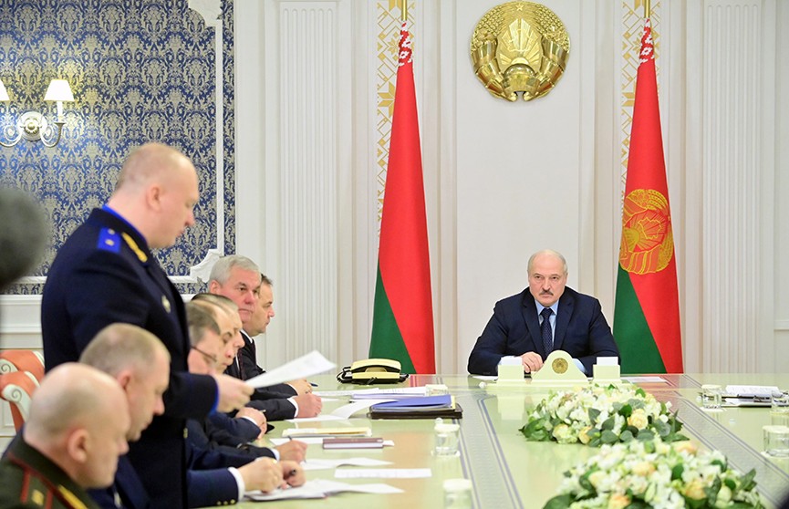 Лукашенко: Буду защищать страну, чего бы мне это ни стоило, надо – на танке, БМП, с автоматом