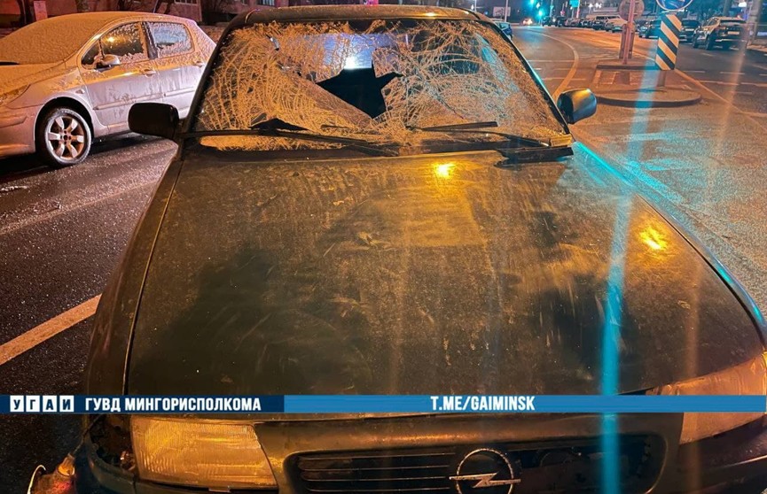 Пьяные пешеходы переходили на красный сигнал светофора и угодили под колеса машины в Минске