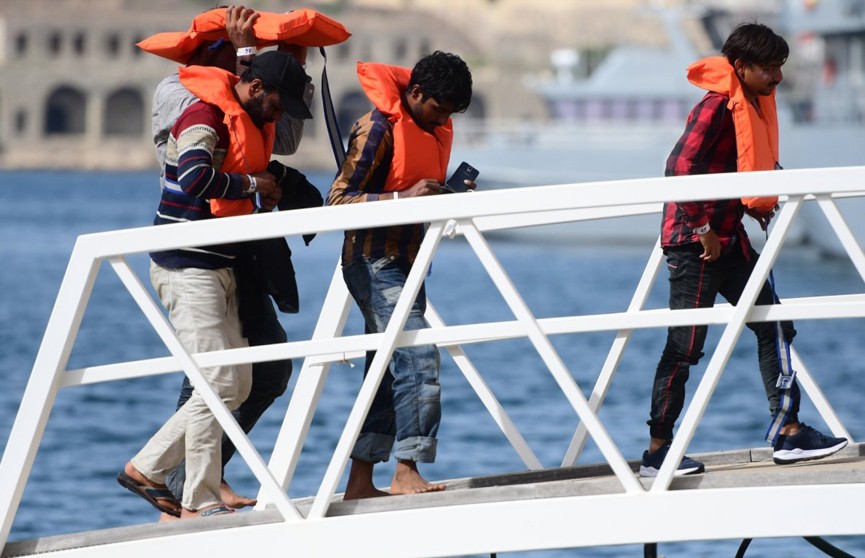 Судно с мигрантами дрейфует у берегов Италии: страны ЕС отказываются принимать беженцев