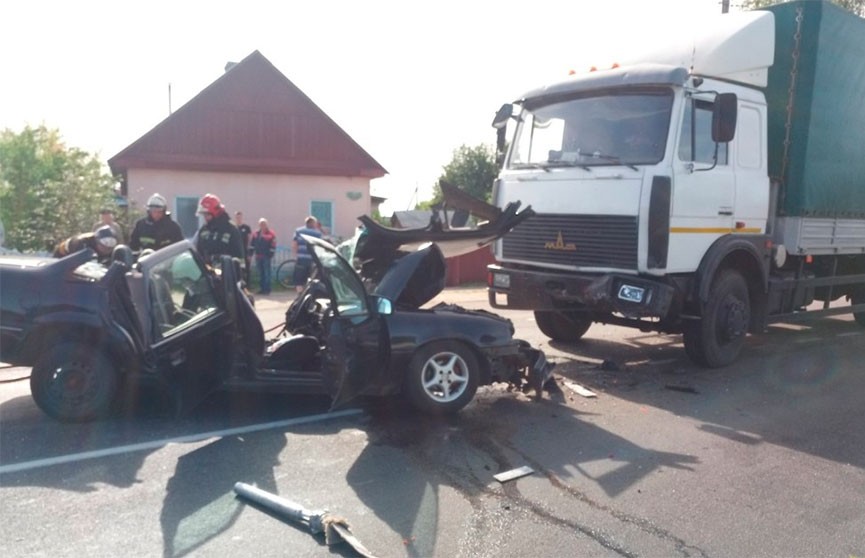 В Калинковичском районе столкнулись грузовик и легковушка