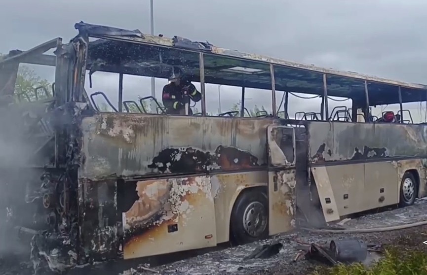 В Дзержинском районе на ходу загорелся автобус, в котором ехали 48 детей