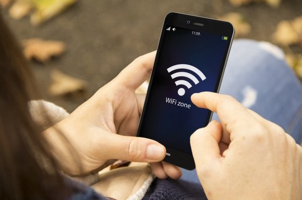 Опасно ли подключаться к Wi-Fi в общественных местах? Объясняет эксперт
