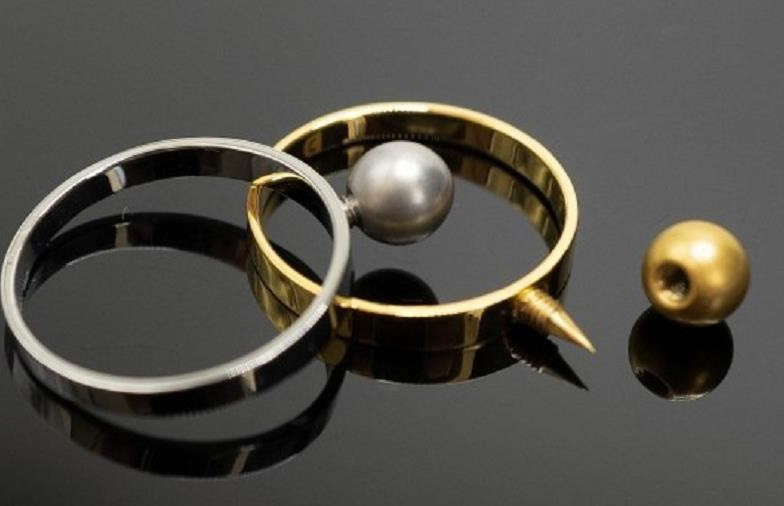 Ювелиры создали кольцо с лезвием для самообороны