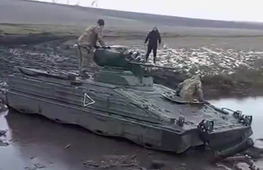 Немецкие БМП Marder тонут в грязи в Курской области (ВИДЕО)