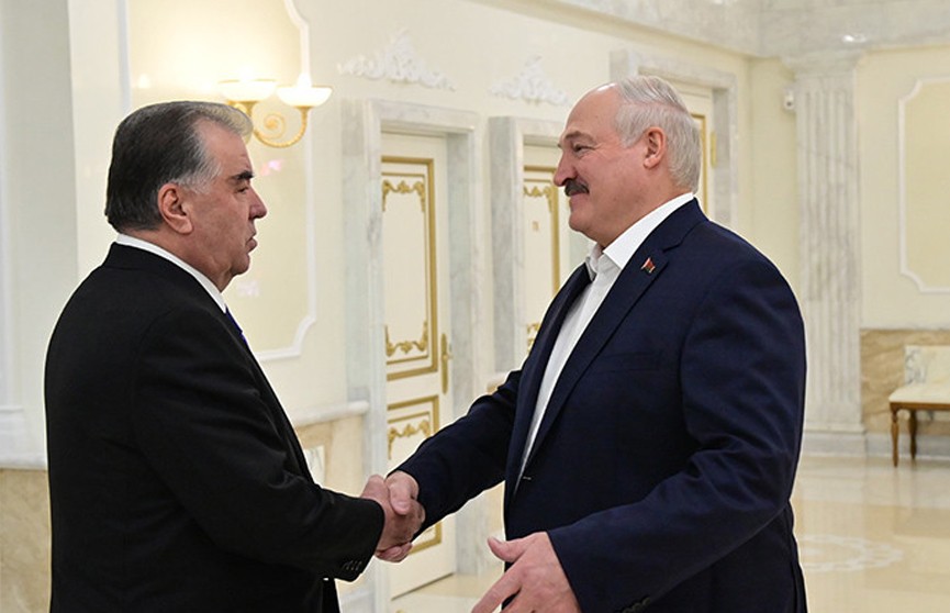 Лукашенко на встрече с Рахмоном заявил о готовности наращивать товарооборот