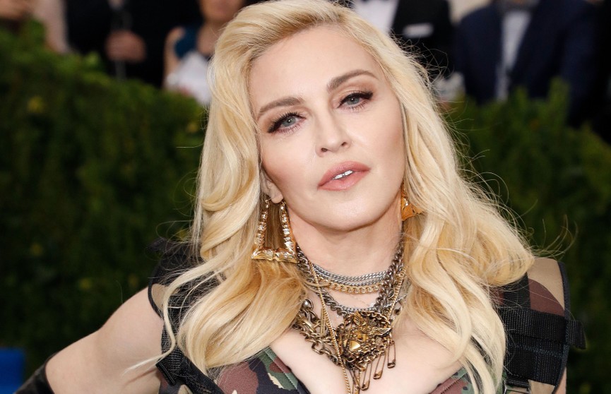 Мадонна упала со стула на концерте в Париже