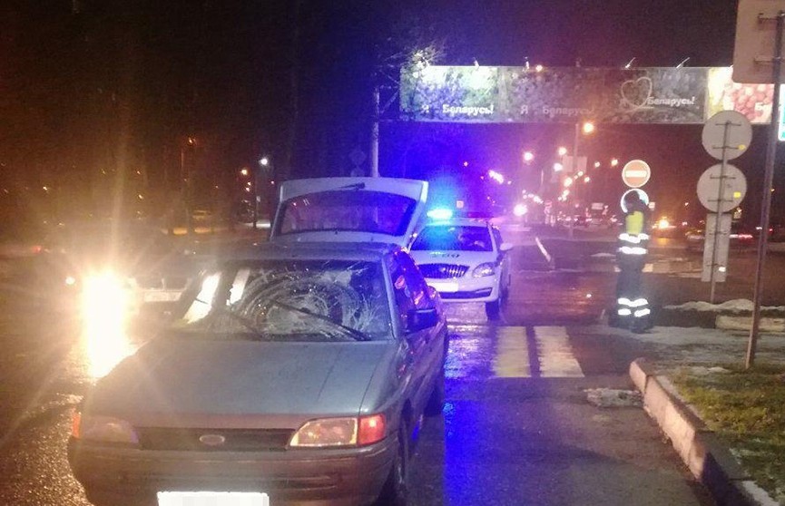 ДТП в Новополоцке: легковой автомобиль сбил женщину на пешеходном переходе (ВИДЕО)