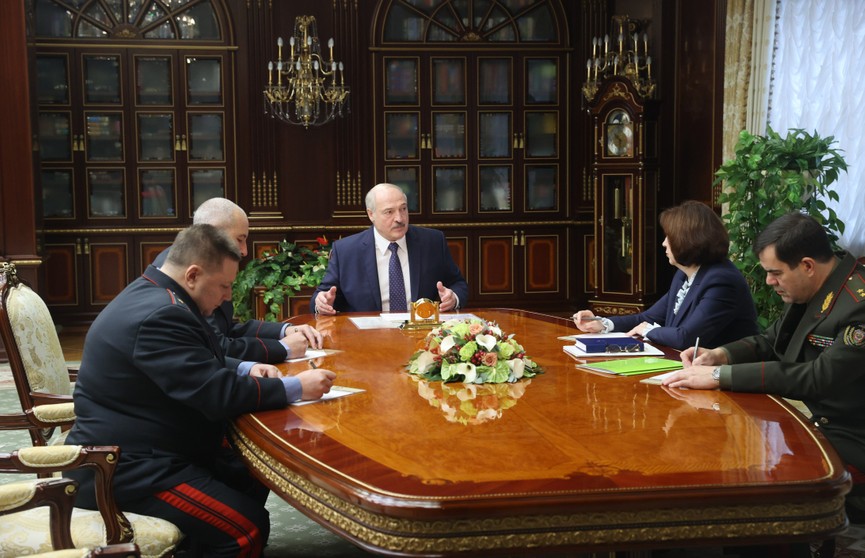 Лукашенко: Кто-то хочет, чтобы милиция и военные ушли из Минска? Этого не будет, пока я Президент