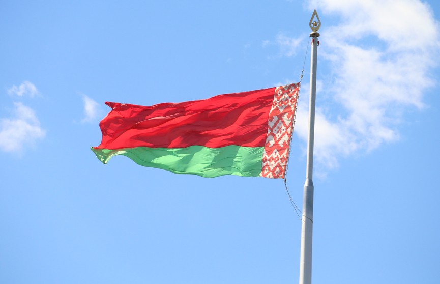 Минчанин сорвал флаг Беларуси, чтобы привлечь внимание девушки