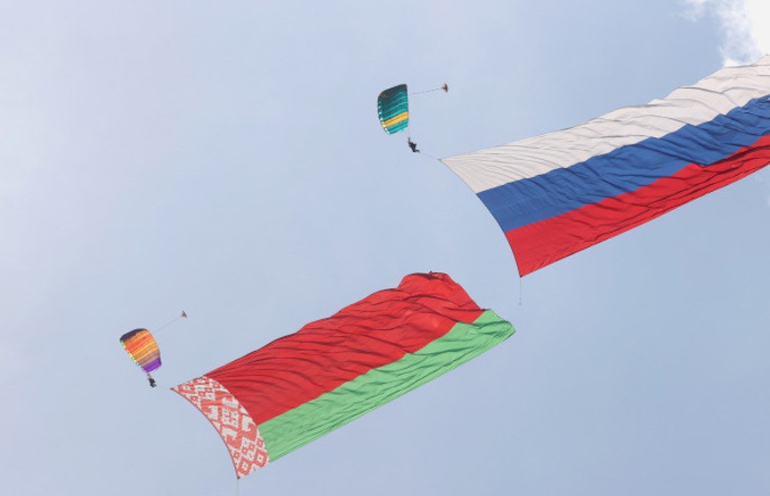 Государственные флаги Беларуси и России взмыли в небо над Александрией
