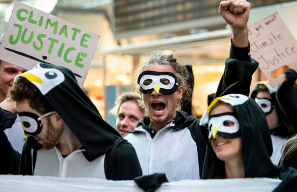 Экоактивисты устроили протест в костюмах пингвинов в аэропорту Берлина