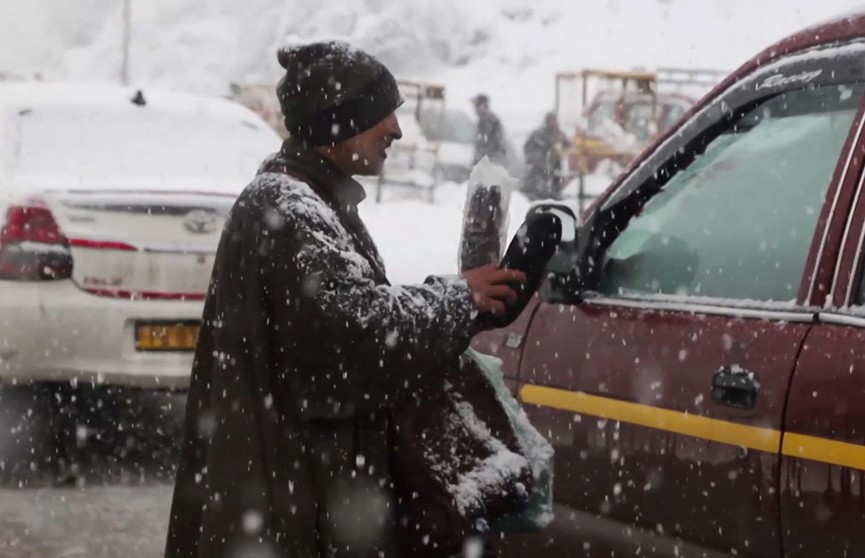 В Индии движение нарушено из-за снегопада
