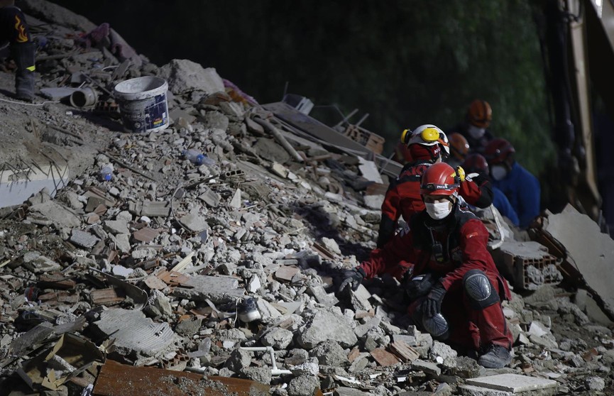 Число погибших в результате землетрясения на западе Турции возросло до 79