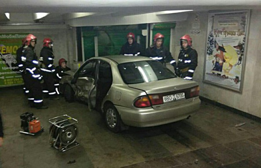 Машина оказалась в подземном переходе после аварии в Минске