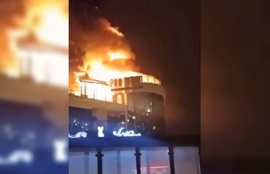 В Краснодаре горит крыша ресторана
