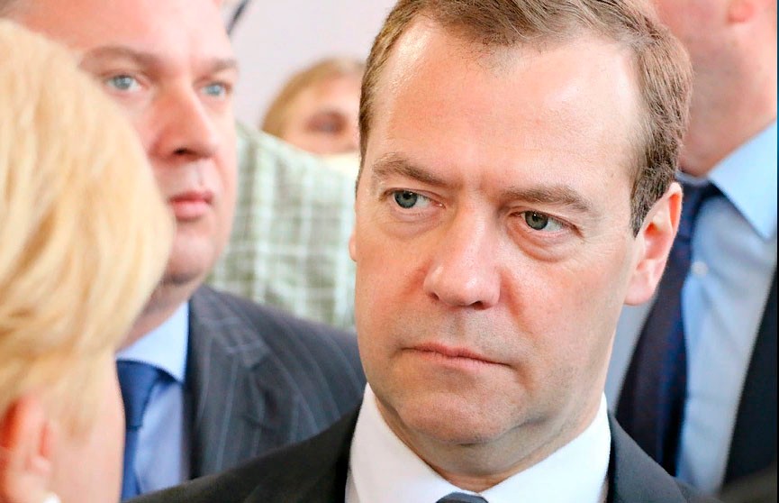 Медведев заявил, что Макрон страдает недержанием речи