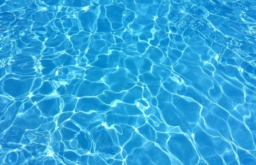Трехлетняя девочка упала в бассейн и едва не утонула – ее спасла девятилетняя пловчиха