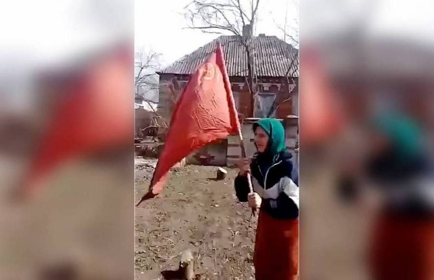 «Роскосмос» нанесет изображение бабушки, которая вышла к украинским военным с советским флагом, на одну из ракет