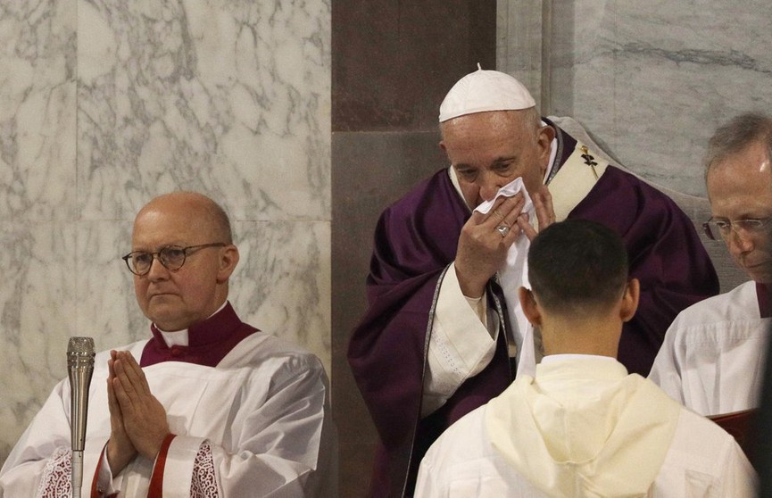 Папа Римский заболел после встречи с прихожанами