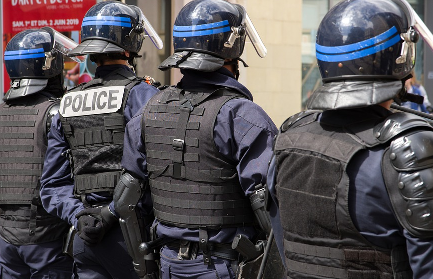 Во Франции полицейские ошиблись квартирой и вторглись к пожилой паре