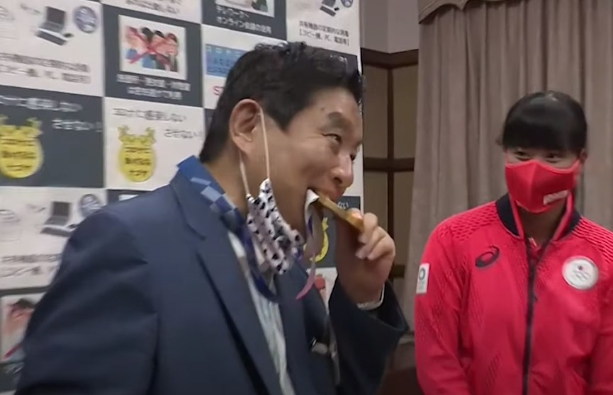 Олимпийской чемпионке по софтболу из Японии заменят золотую медаль. Награду укусил мэр ее родного города