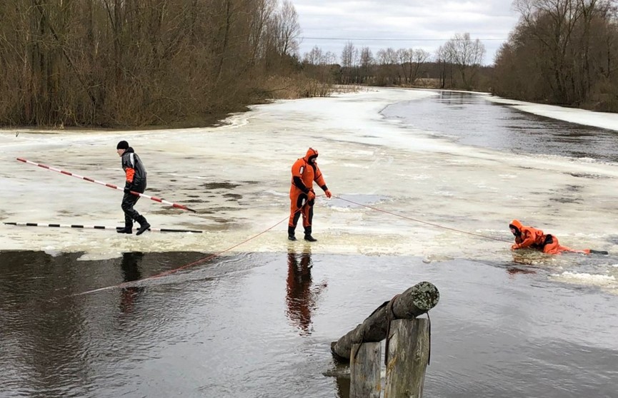 Спасатели взорвали лёд на реке Простырь