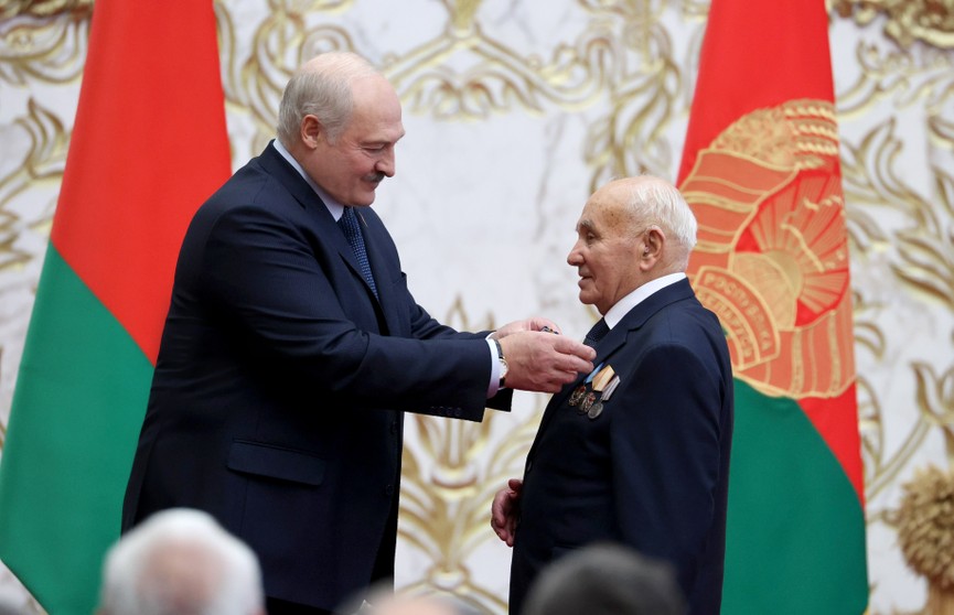Лукашенко наградил лучших аграриев страны: на церемонию пригласили около 600 человек