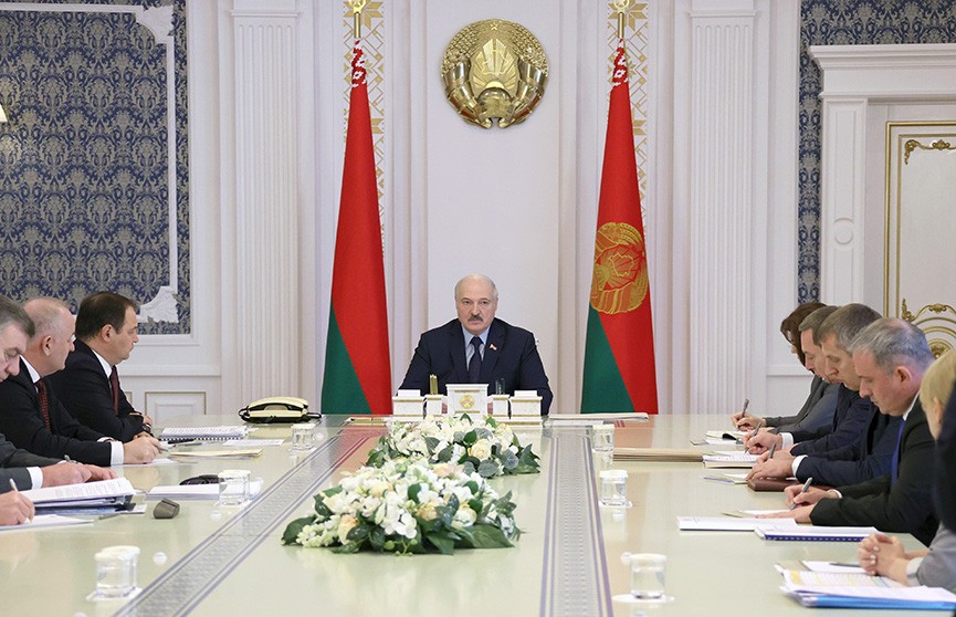 Лукашенко: Нам надо сделать все, чтобы рабочие и их семьи не пострадали из-за беглых предателей и западных спонсоров