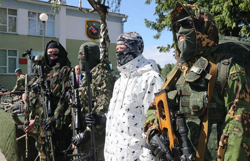 Визит в 5-ю бригаду спецназначения: Президенту показали новую форму и образцы вооружения