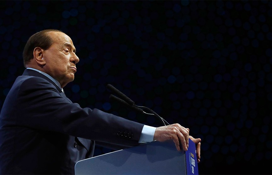 Экс-премьера Италии Берлускони госпитализировали с коронавирусом
