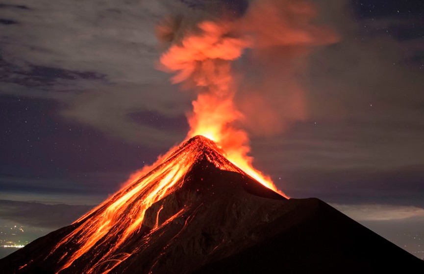 Потрясающие кадры извержения вулкана «Фуэго» сняли туристы
