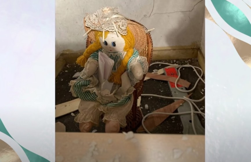 Мужчина переехал в новый дом и обнаружил за стеной жуткую куклу со злобной запиской
