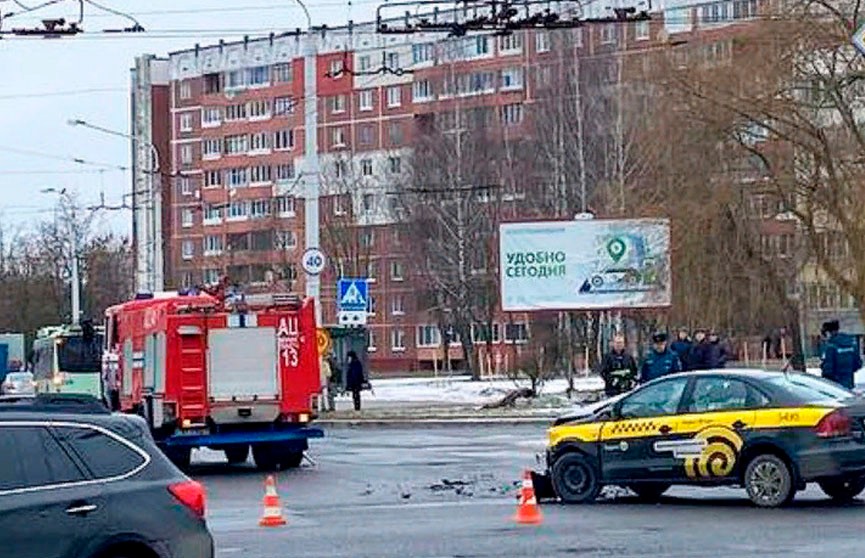 В столице пожарная машина и такси попали в ДТП