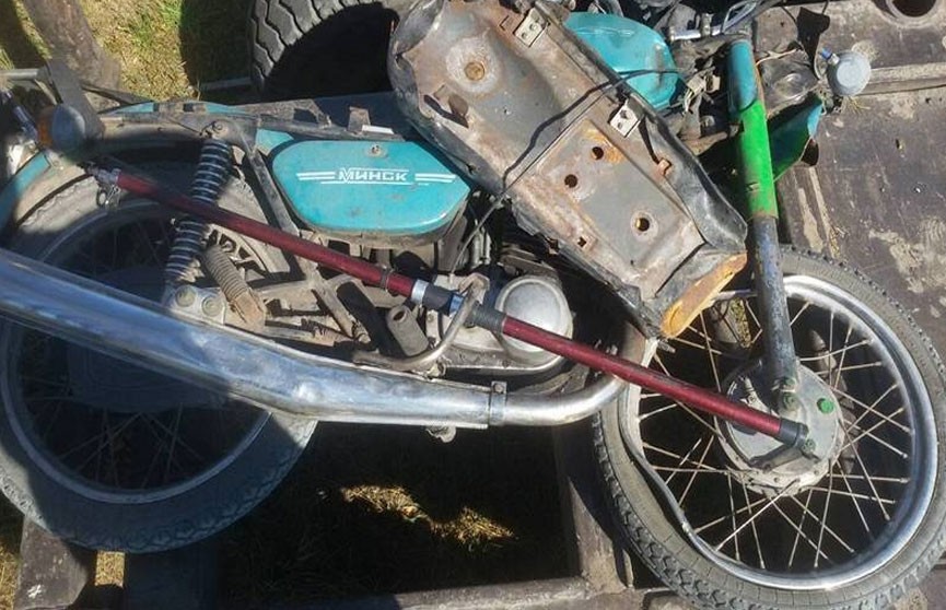 В Лельчицком районе подростки на мотоцикле врезались в трактор