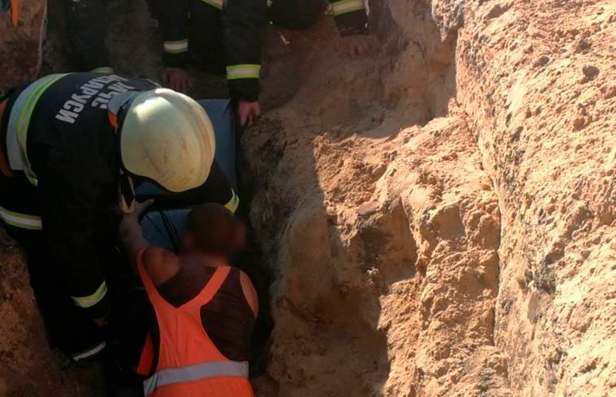 В Столине спасатели вытащили мужчину из-под обвалившегося грунта