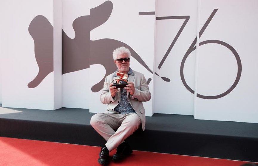 Венецианский кинофестиваль: режиссеру Педро Альмодовару вручили почетного «Золотого льва»