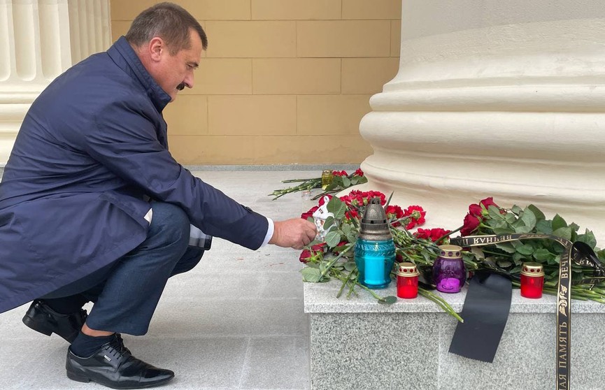 Убийство сотрудника КГБ: к зданию ведомства в Минске люди несут цветы (ФОТОФАКТ)