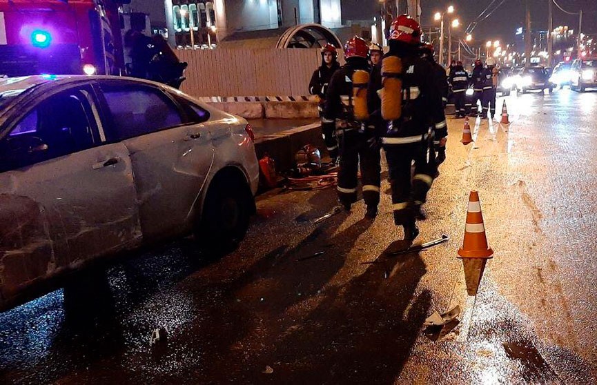 Машина «Яндекс.Такси» наехала на бетонный блок в Минске: пострадали пассажир и водитель