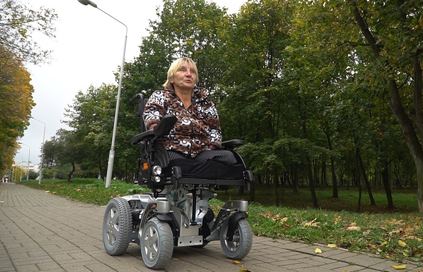 Мечта сбылась! Белоруске без рук и ног телеканал ОНТ подарил коляску – в нашей стране такие не производят