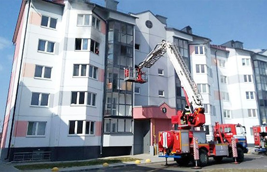 Мать и трое детей были спасены пожарными из горящей квартиры в Столбцах
