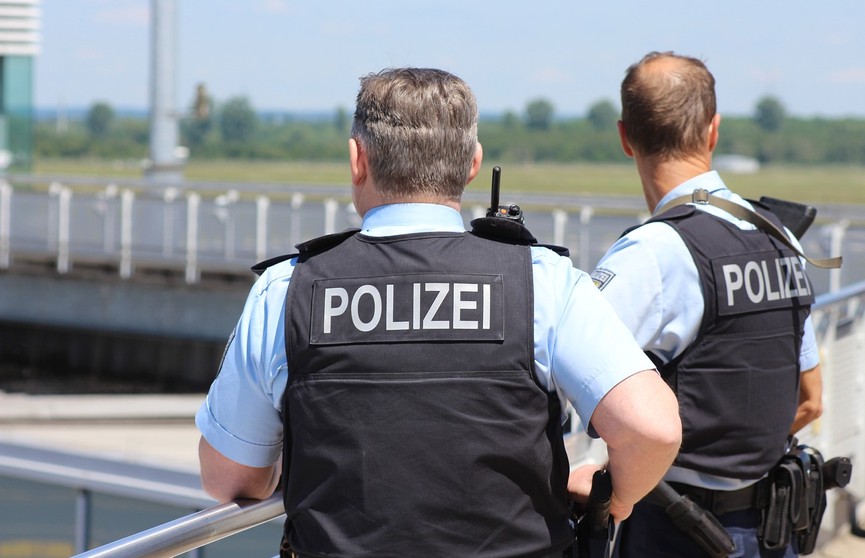 В Германии полицейские снялись в видео без штанов, чтобы обратить внимание на дефицит униформы