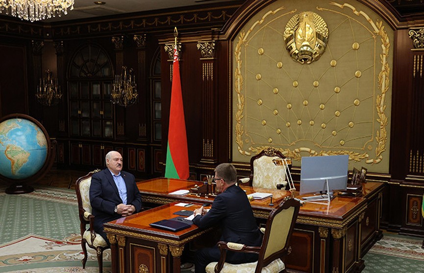 Александр Лукашенко принял с докладом председателя Федерации профсоюзов