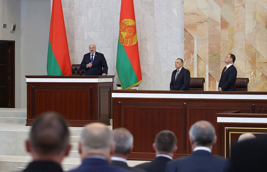 Лукашенко: Я не мог допустить, чтобы самолет упал на головы наших людей