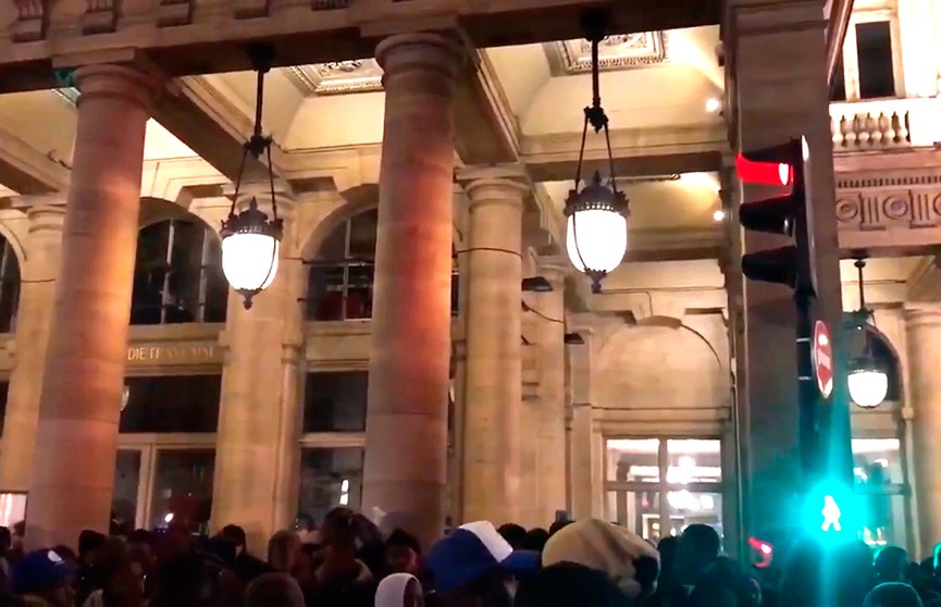 Около 300 беженцев пытались ворваться в парижский театр