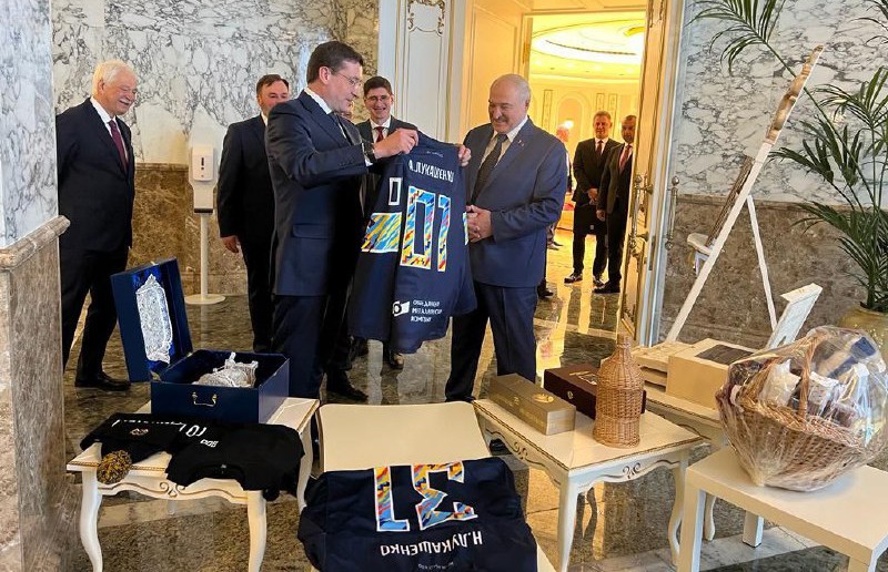Губернатор Нижегородской области подарил Лукашенко именной свитер «Торпедо»