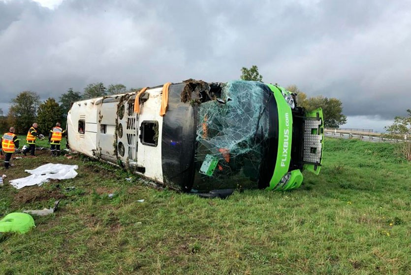 Автобус с туристами опрокинулся на севере Франции. Пострадали более 30 человек