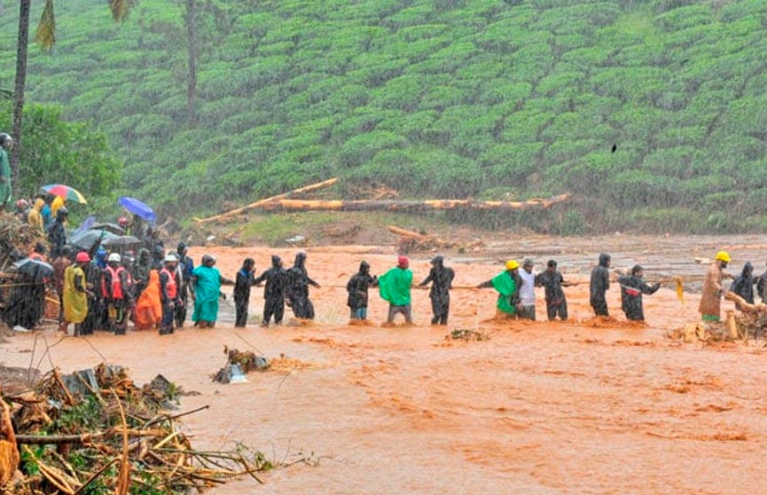 Число жертв наводнений в Индии приближается к 300