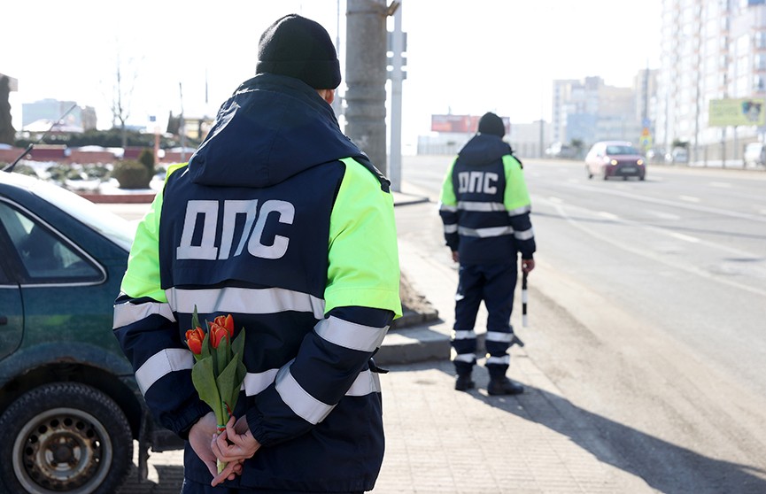 Автопробеги, цветы от ГАИ: женщины по всей Беларуси принимают поздравления с 8 Марта