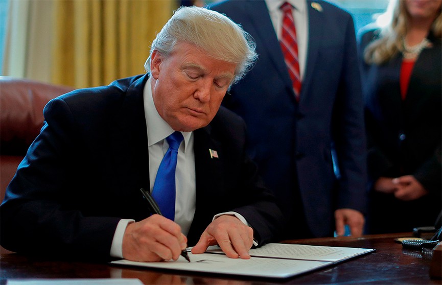 Трамп подписал указ о временной остановке иммиграции в США