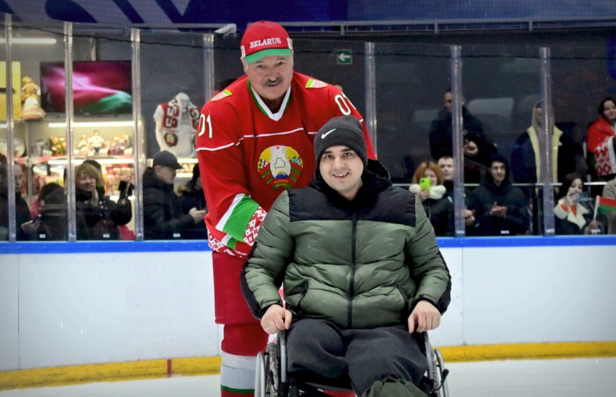 Кто тот парень, которого Лукашенко прокатил на коляске по льду? История о непростой судьбе, но со счастливым концом